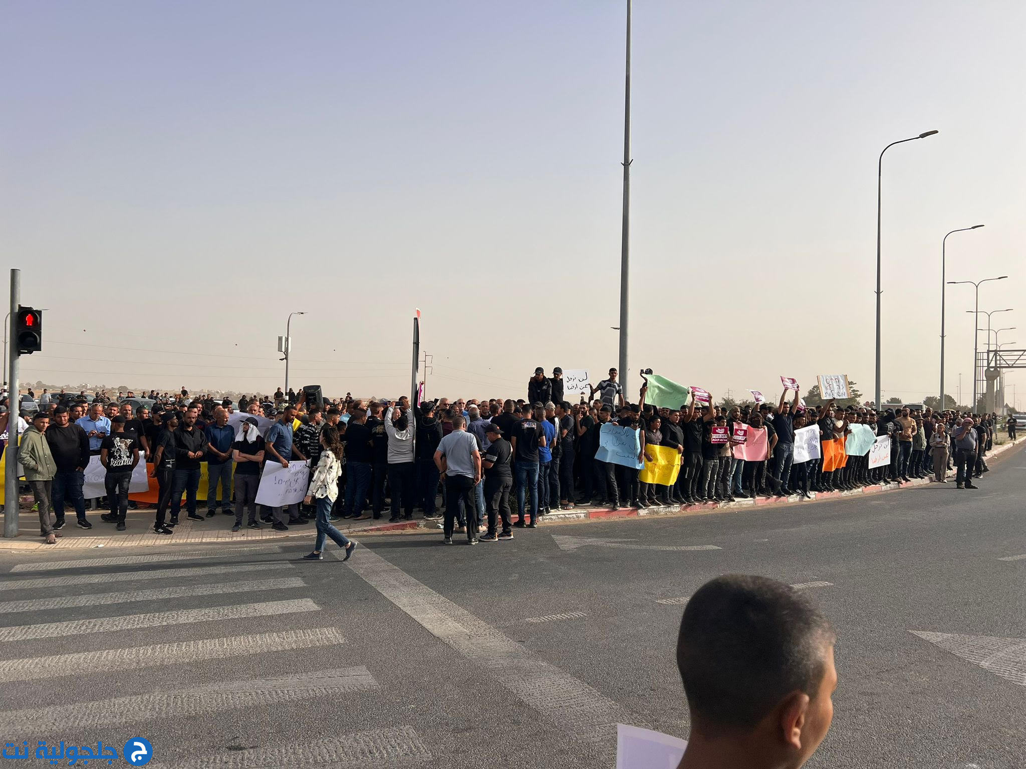 المئات من أهالي النقب بمظاهرة عند مفرق السقاطي، احتجاجًا على تصاعد سياسات الهدم والتضييق في النقب